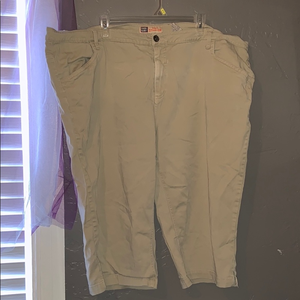 Capri pants ————Rikki